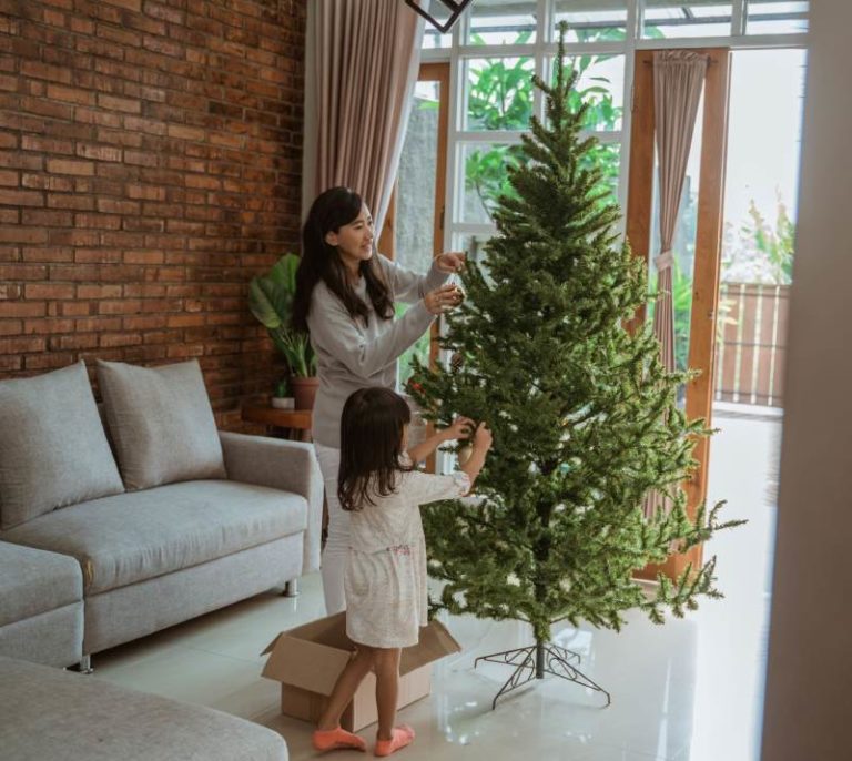 Cleaning an artificial tree